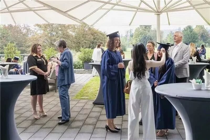 行业变革风口，这届医疗人都在卷“医学+管理”了